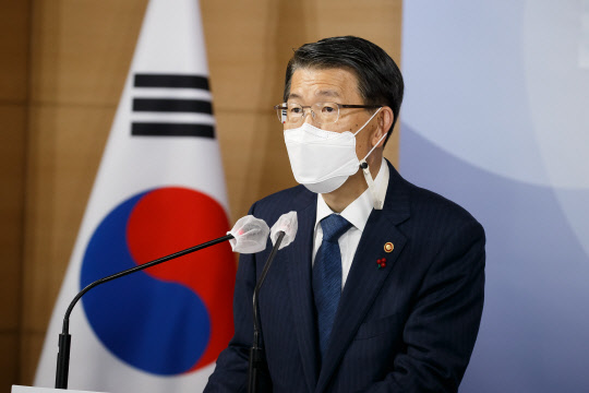 은성수 금융위원장이 지난 18일 서울 종로구 정부서울청사 합동브리핑실에서 '2021년 금융위원회 업무계획'을 설명하고 있다.(금융위원회 제공)